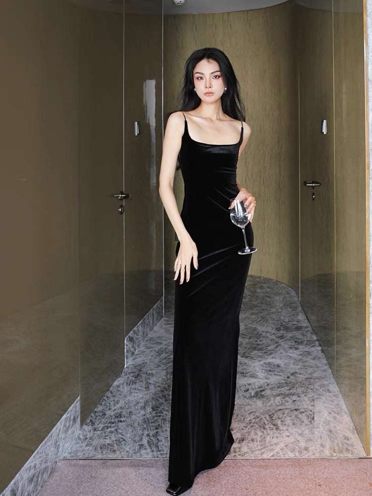 Robe de bal longue noire à bretelles spaghetti J3668