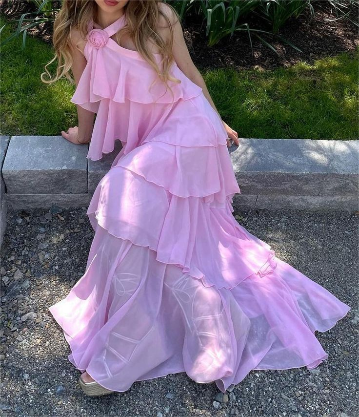Robe de bal longue en mousseline rose à dos nu et volants J3711