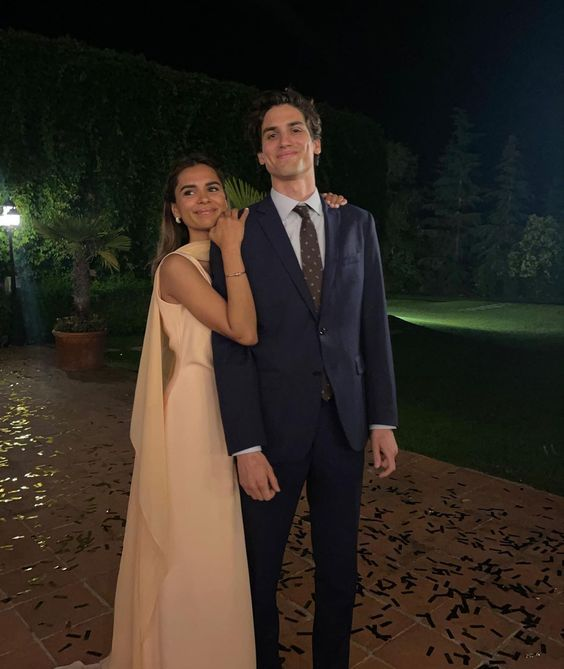 Robe de soirée trapèze à col en V et longue robe de bal en mousseline J3756