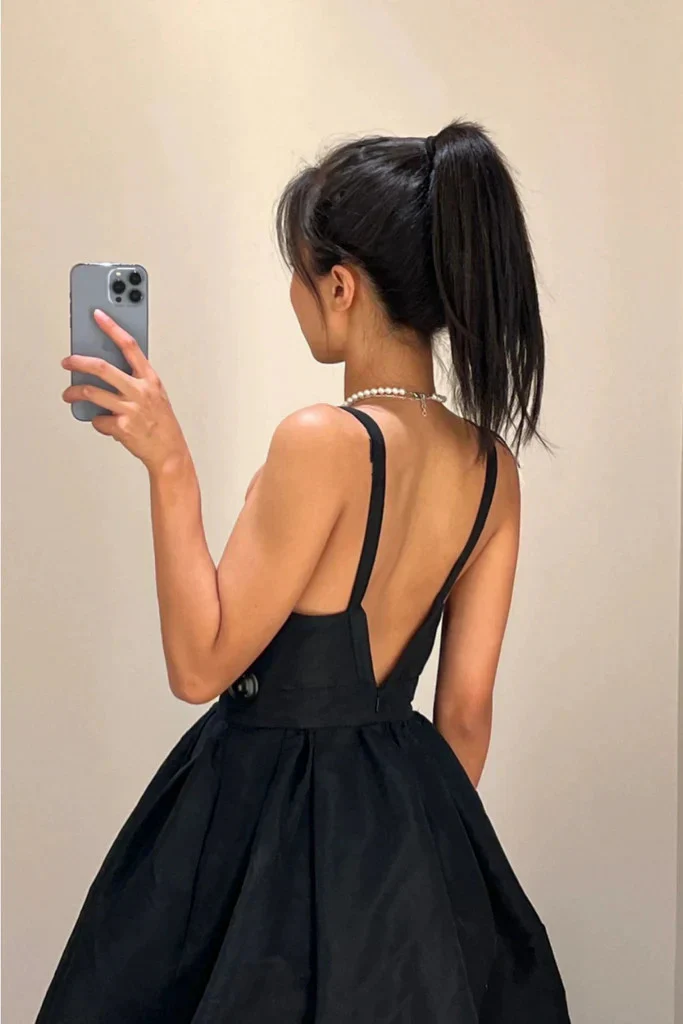 Robe de bal courte en satin noir à col en V et dos nu J3856