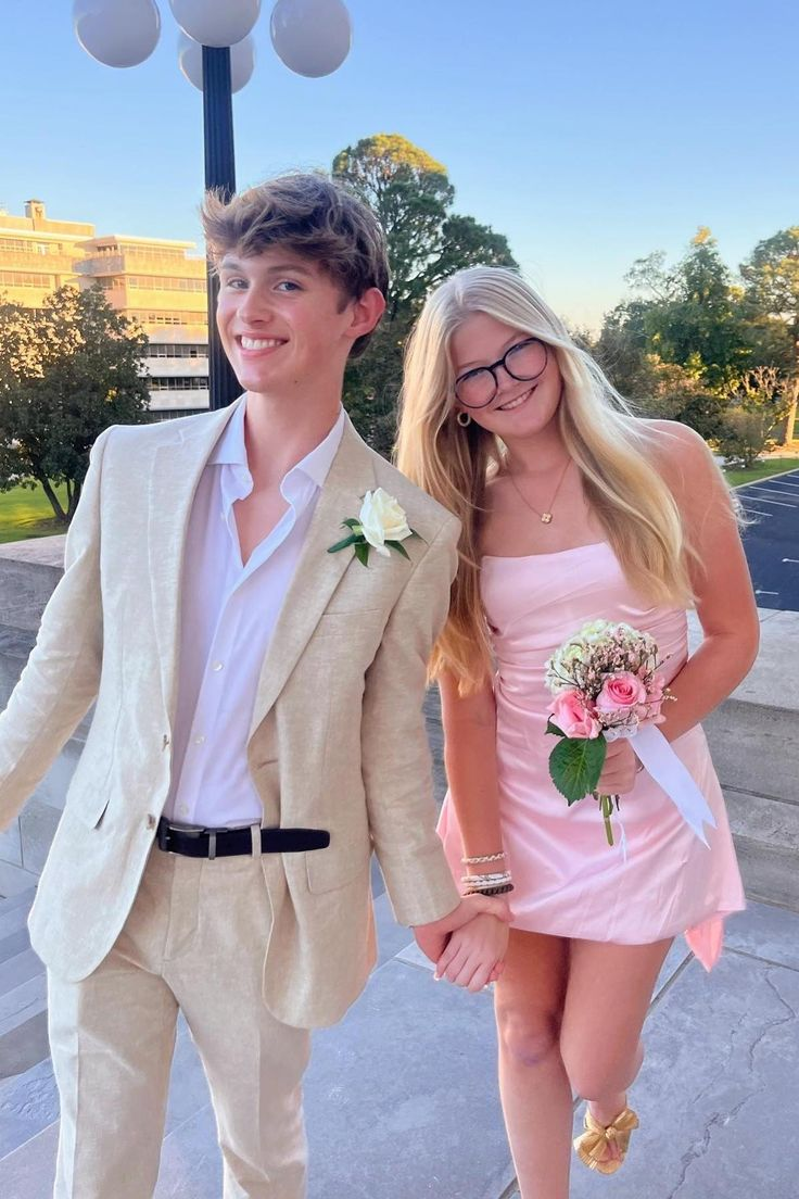 Trägerloses, enges Mini-Cocktailkleid für den Heimkehrer J3997