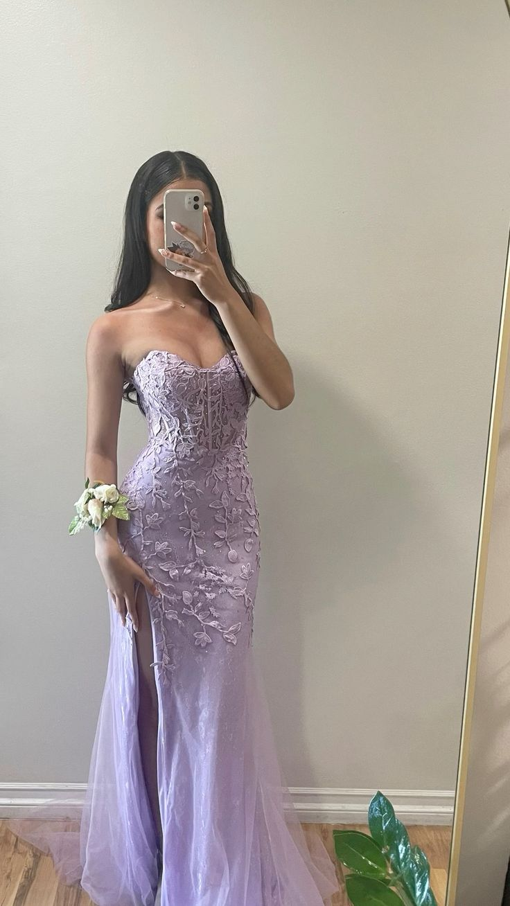 Trägerloses Meerjungfrau-Ballkleid mit Applikationen, langes Spitzen-Schlitz-Lavendelkleid J4073