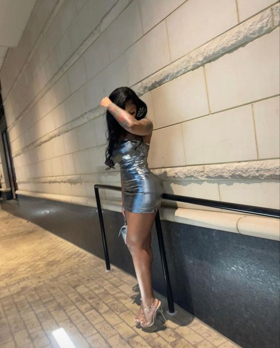 Trägerloses silbernes Heimkehrkleid Etuikleid Geburtstagskleid J4136