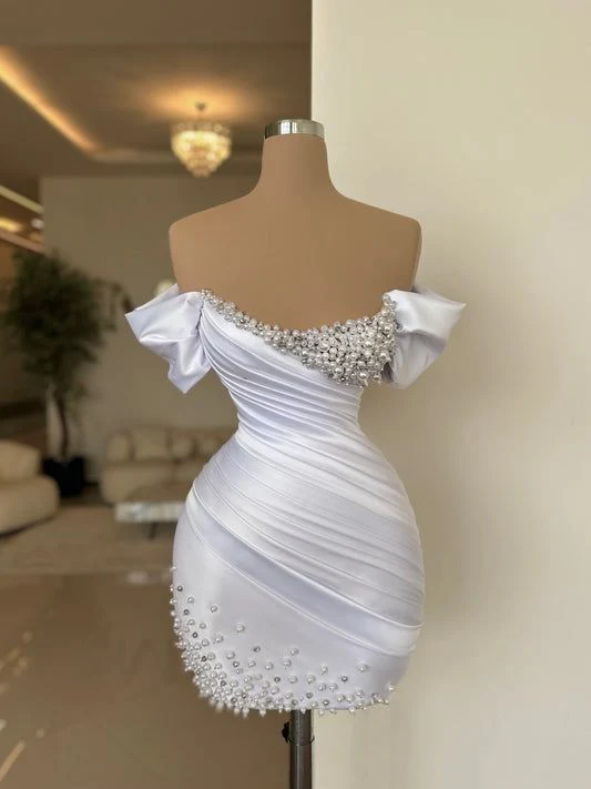 Robe de bal courte blanche à épaules dénudées et perles J4180