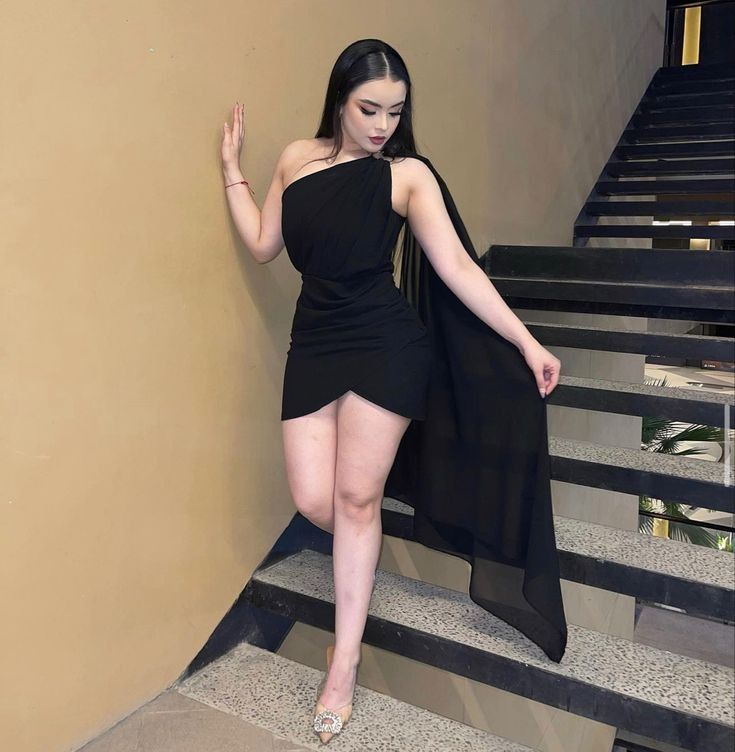 Robe de soirée courte noire asymétrique à fourreau J4247