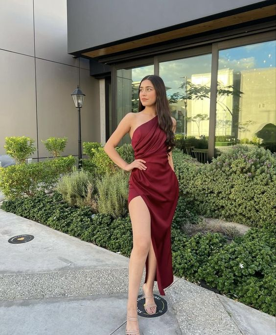 Robe de soirée fourreau bordeaux asymétrique J4249