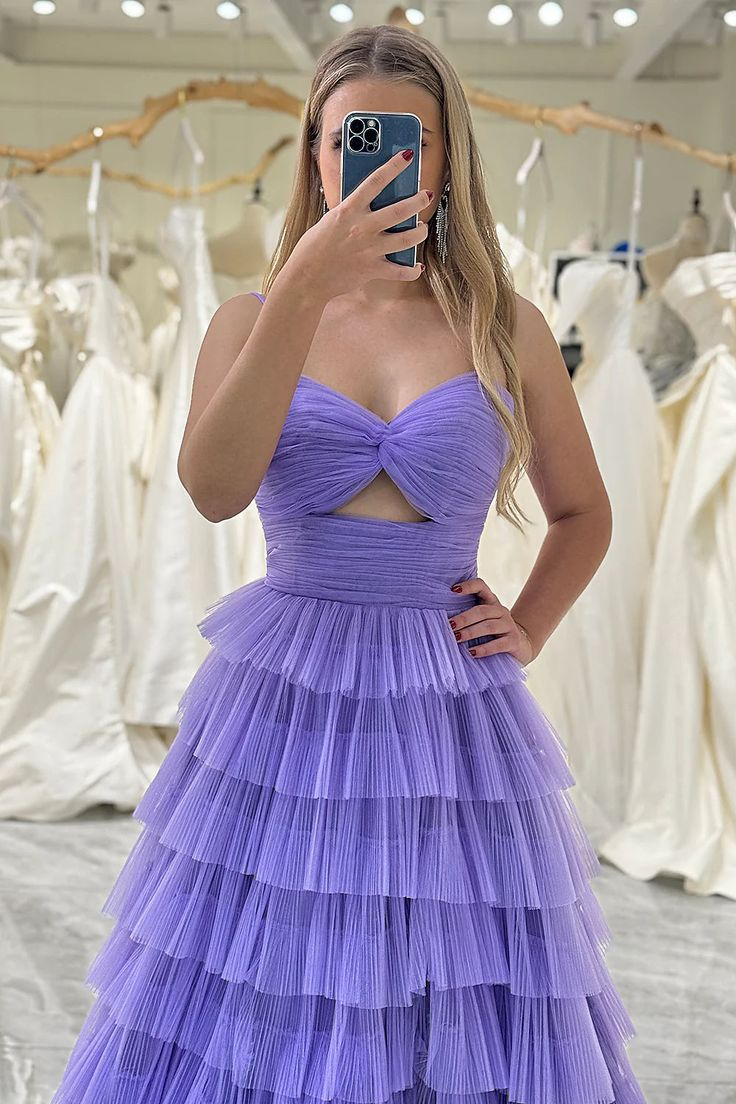 Trägerloses lila A-Linien-Ballkleid mit mehreren Lagen J4262