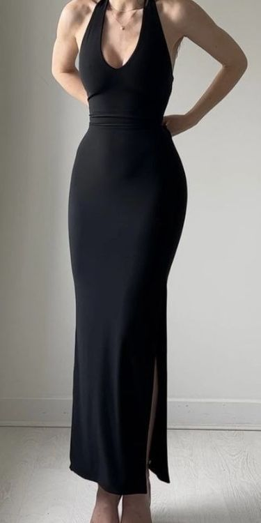 Robe de soirée longue noire à col licou et fourreau avec fente latérale J4309