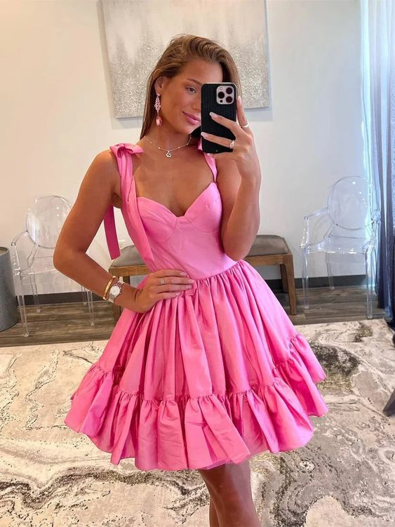 Robe de bal courte en satin rose coupe trapèze J4344