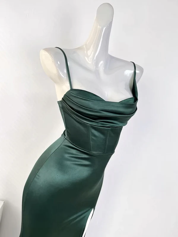 Robe de bal longue en satin vert à bretelles spaghetti et fente J4360