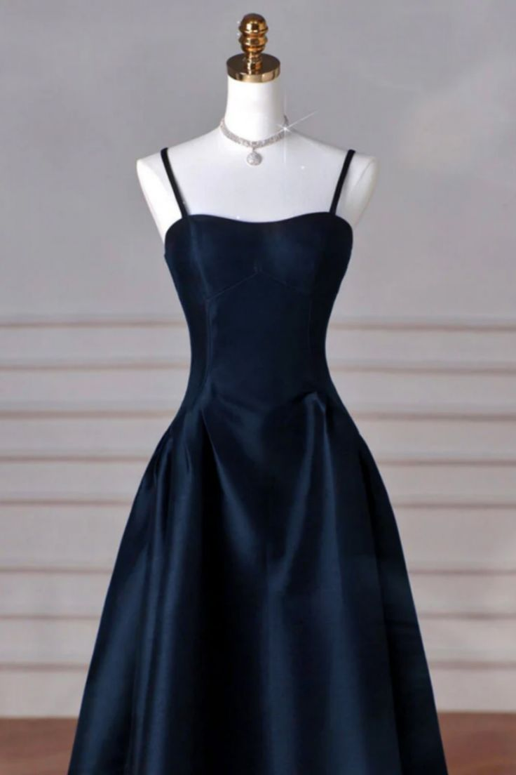 Robe de bal longue en satin bleu foncé coupe trapèze J4372