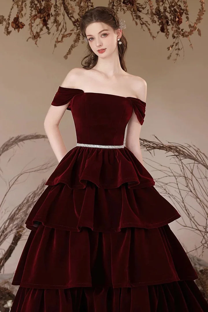 Robe de bal en velours bordeaux à volants et épaules dénudées, coupe trapèze, J4413