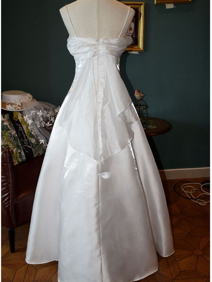 Robe de mariée blanche vintage à bretelles spaghetti et coupe trapèze J4418