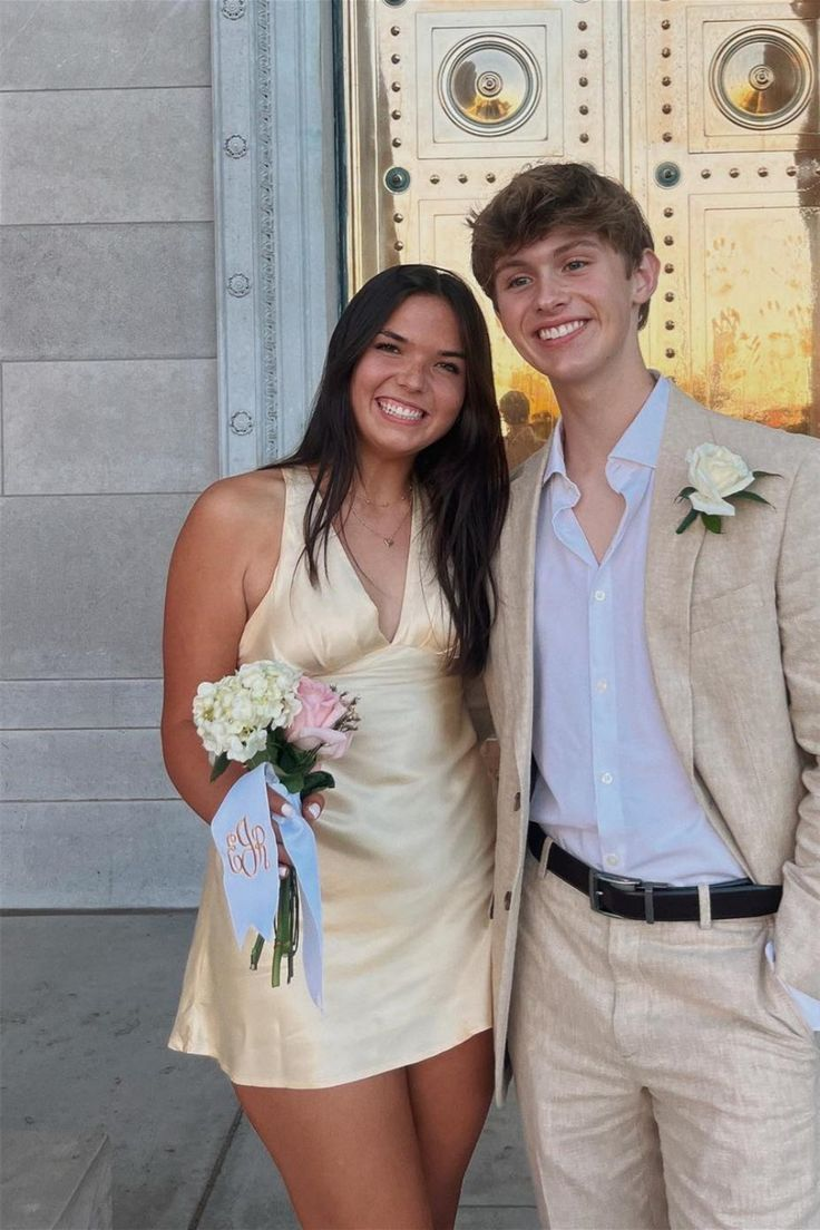 Gelbes A-Linien-Heimkehrkleid mit V-Ausschnitt, kurzes Ballkleid J4430