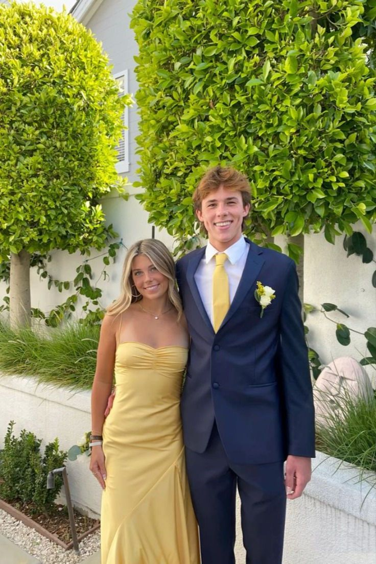 Robe de bal longue en satin jaune à bretelles spaghetti et fente J4447
