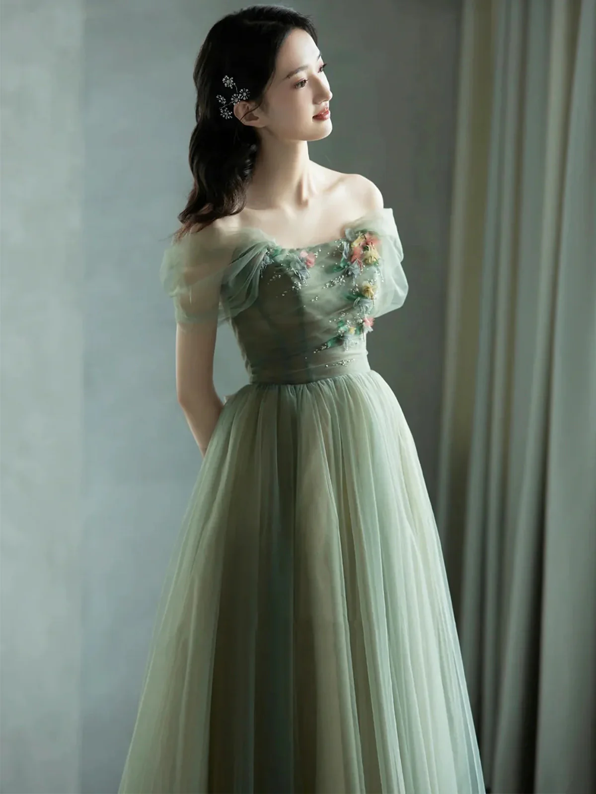 Robe de soirée trapèze en tulle vert à épaules dénudées et fleurs 3D J4475