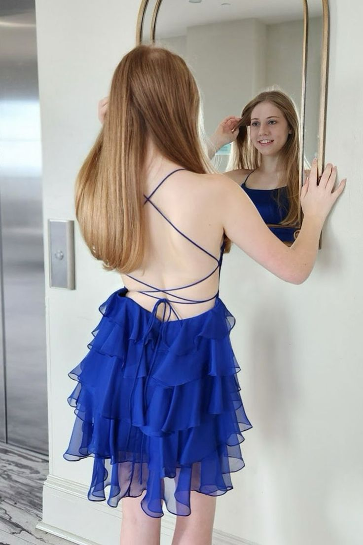 Robe fourreau courte bleu roi à volants J4477