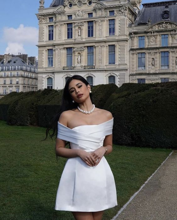Robe de bal courte à épaules dénudées et coupe trapèze J4532