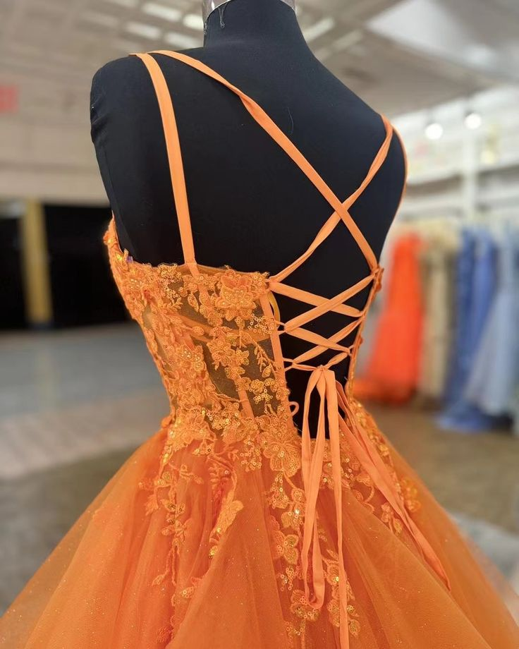 Robe de bal orange en tulle et dentelle, avec volants et applications, J4603