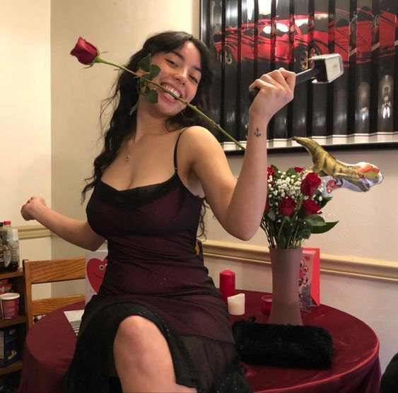 Robe de soirée formelle à bretelles spaghetti et coupe trapèze J4564