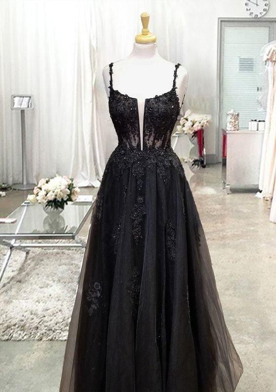 Robe de bal longue noire trapèze à bretelles spaghetti et tulle appliqué J4609