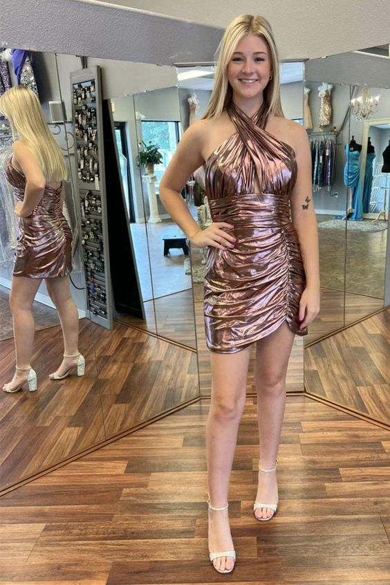 Robe de soirée courte à col licou et fourreau J4629