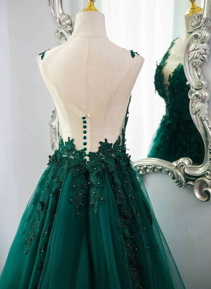 Robe de soirée longue en tulle vert à col en V et appliques en dentelle J4633