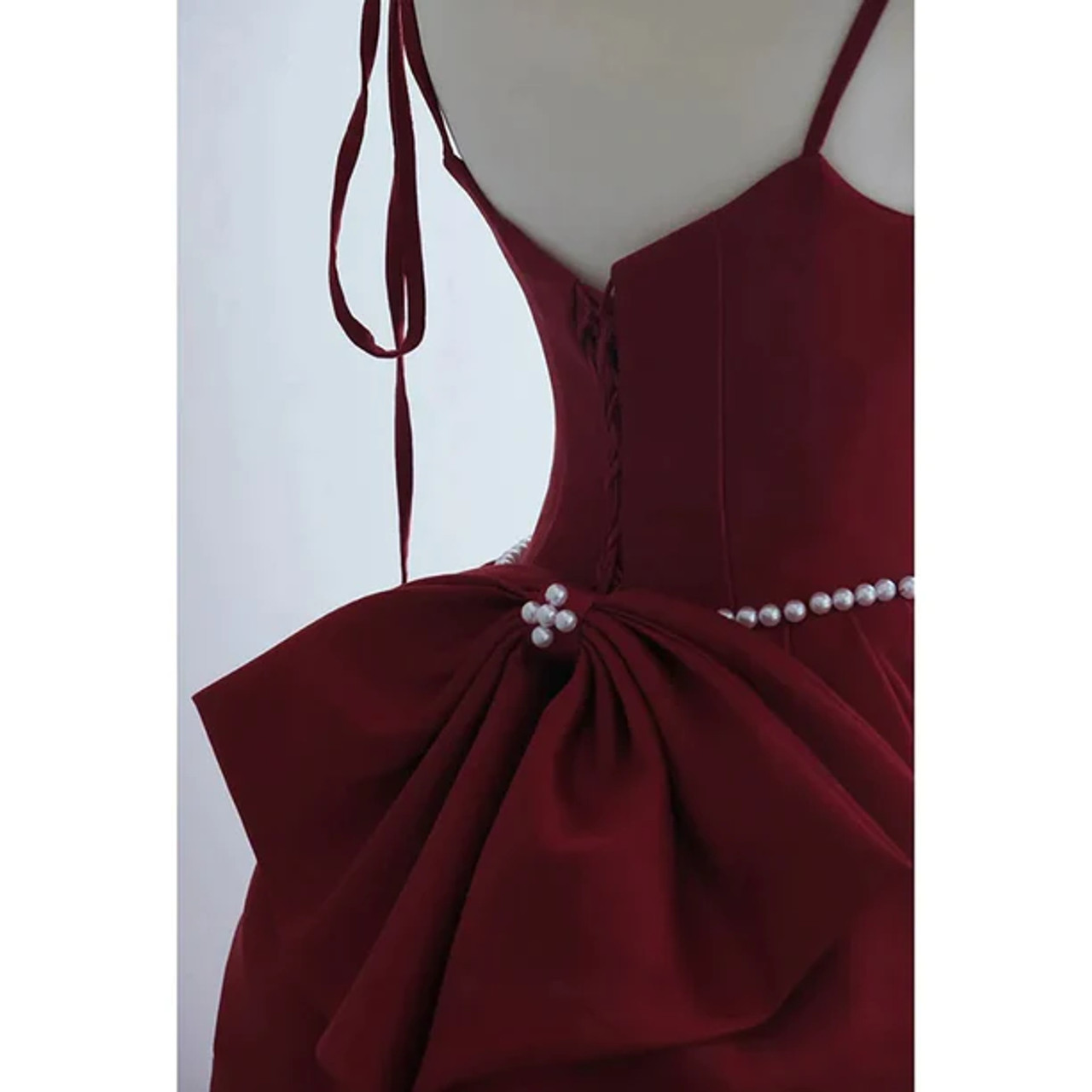 Robe de bal longue en satin bordeaux à bretelles spaghetti et nœud J4646