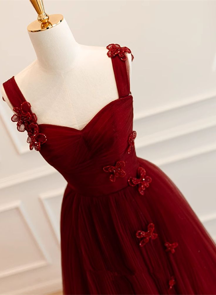Robe de soirée longue en tulle rouge vin, coupe trapèze, décolleté en cœur, J4648