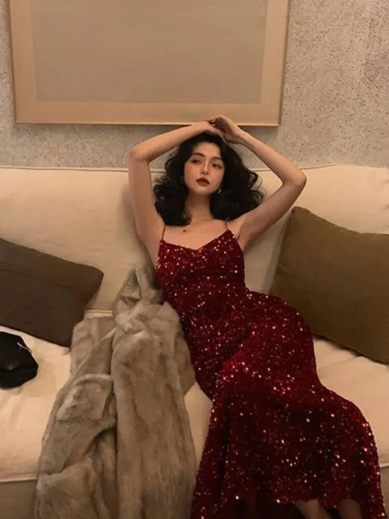 Robe de soirée longue fourreau bordeaux à bretelles spaghetti et sequins J4668
