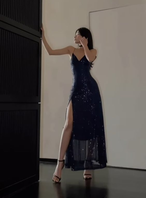 Robe de soirée fendue à bretelles spaghetti et sequins bleu marine J4672