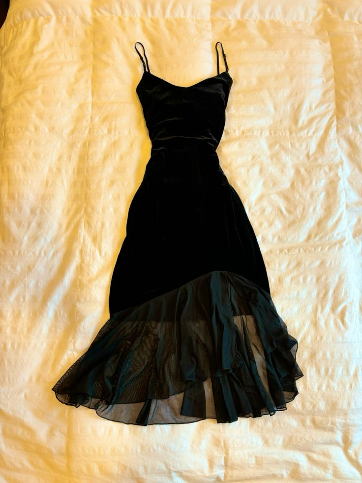 Robe de bal trapèze noire en velours à bretelles spaghetti et volants J4680
