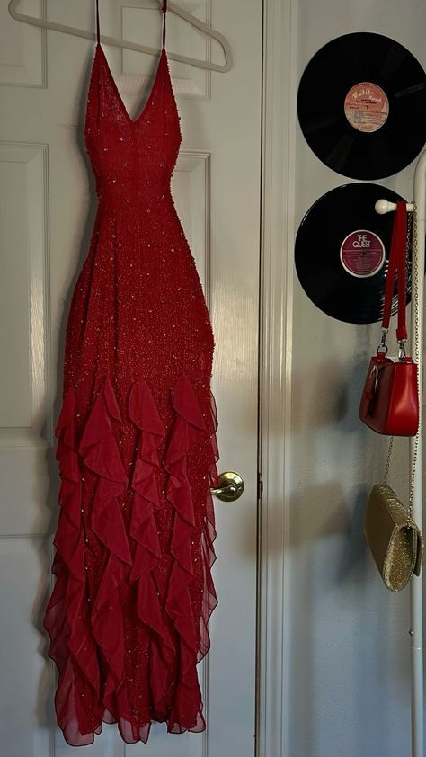 Robe de soirée rouge à volants et col en V avec perles J4681