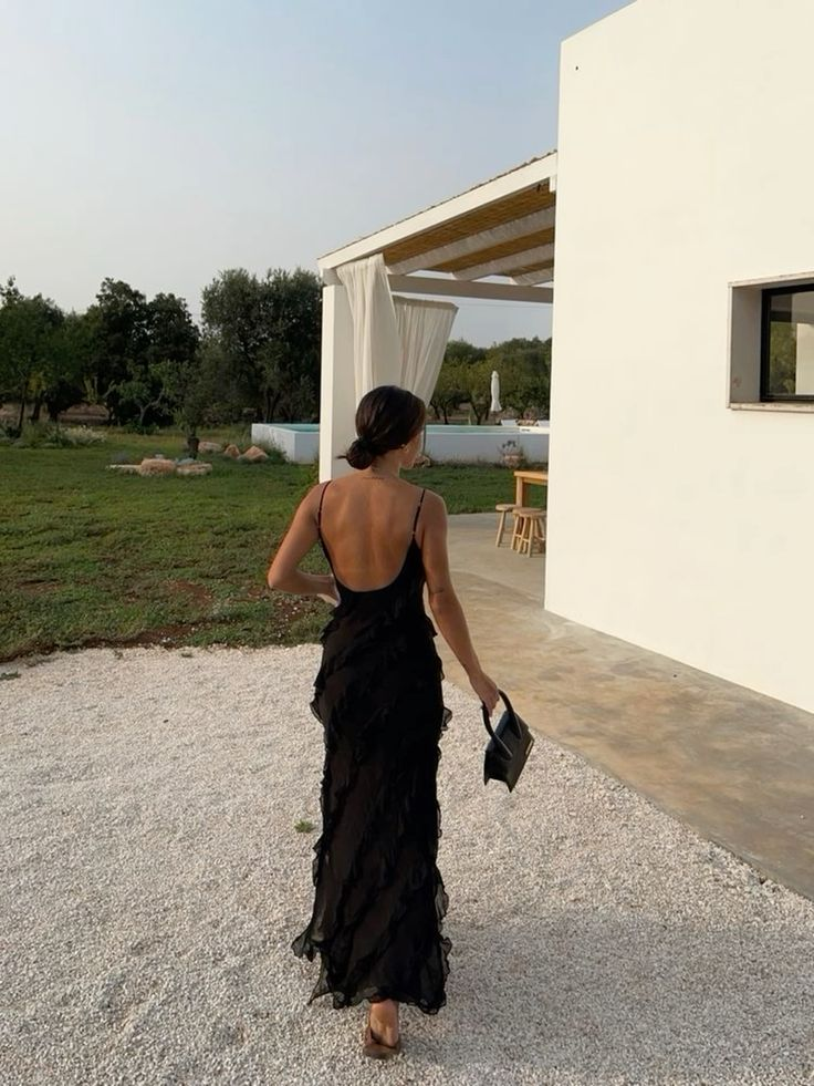 Robe de soirée longue noire à bretelles spaghetti et volants J4708
