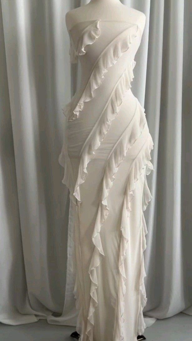 Robe de soirée longue bustier beige à volants J4717