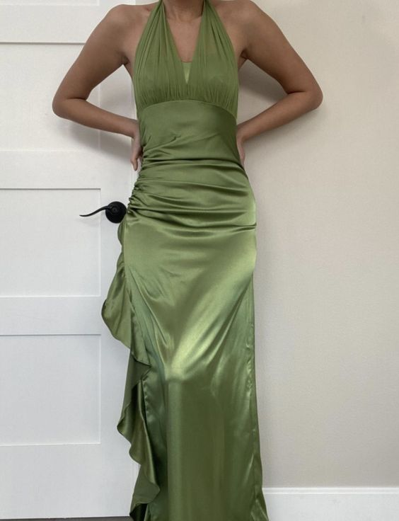 Robe de bal longue en satin vert à volants et dos nu J4735