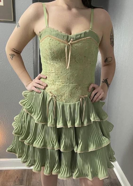 Robe de bal courte verte à bretelles spaghetti et volants J4738