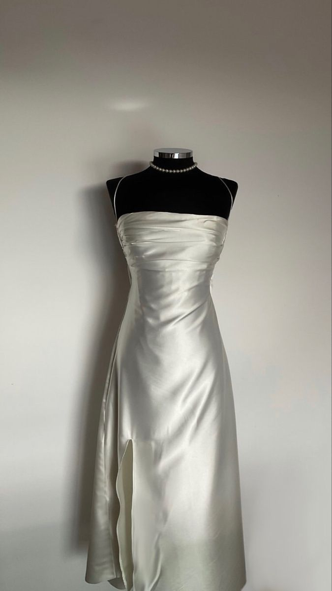 Robe de bal ivoire à bretelles spaghetti et fente J4752