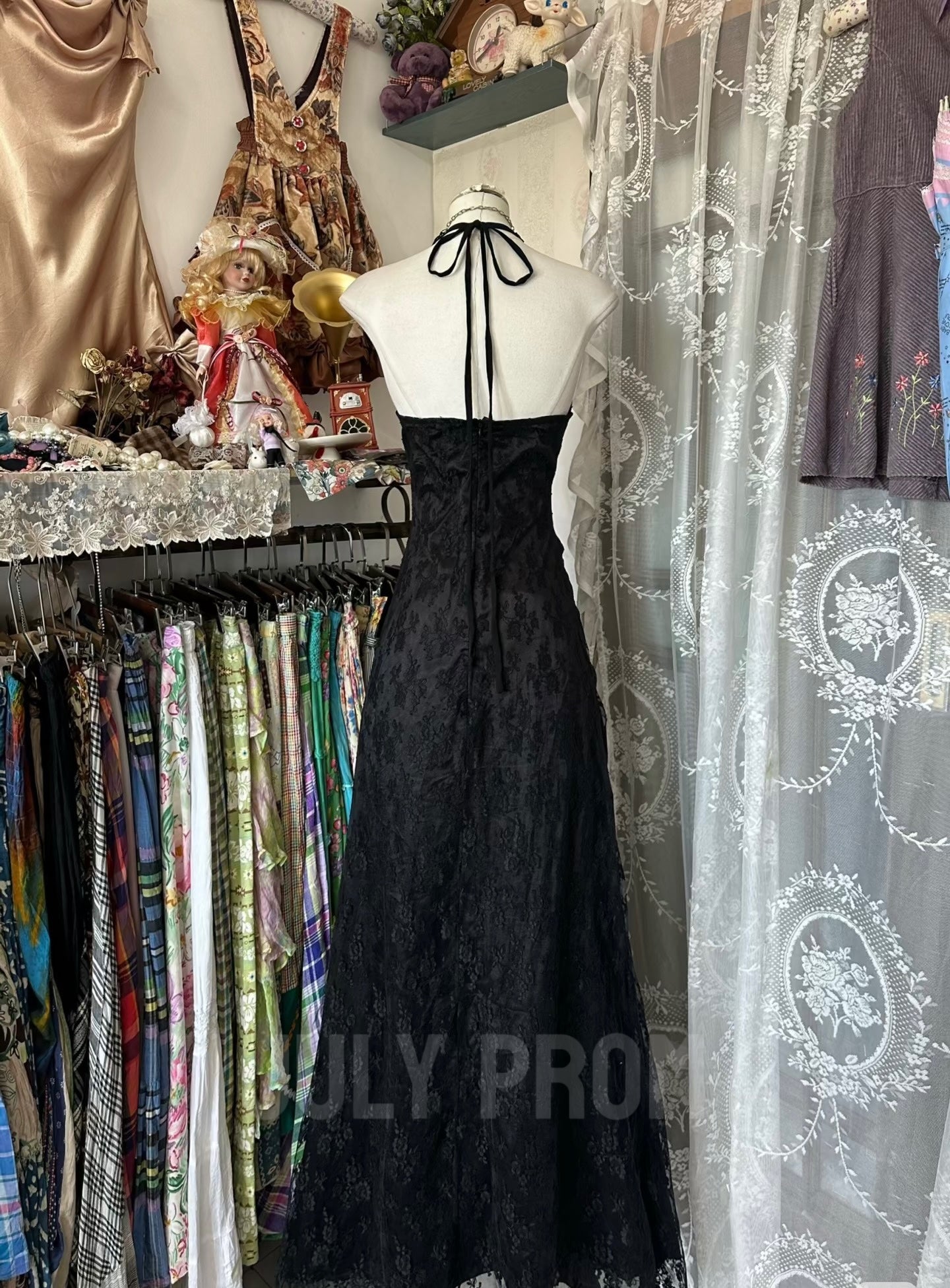 Robe de soirée longue en dentelle noire à col en V et dos nu J4774