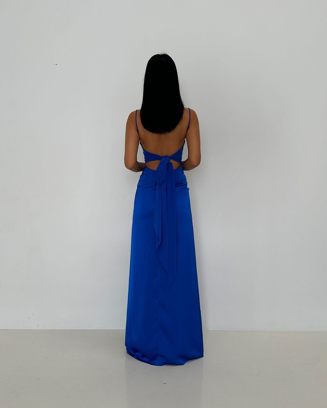 Robe longue bleue en satin à bretelles spaghetti J4847