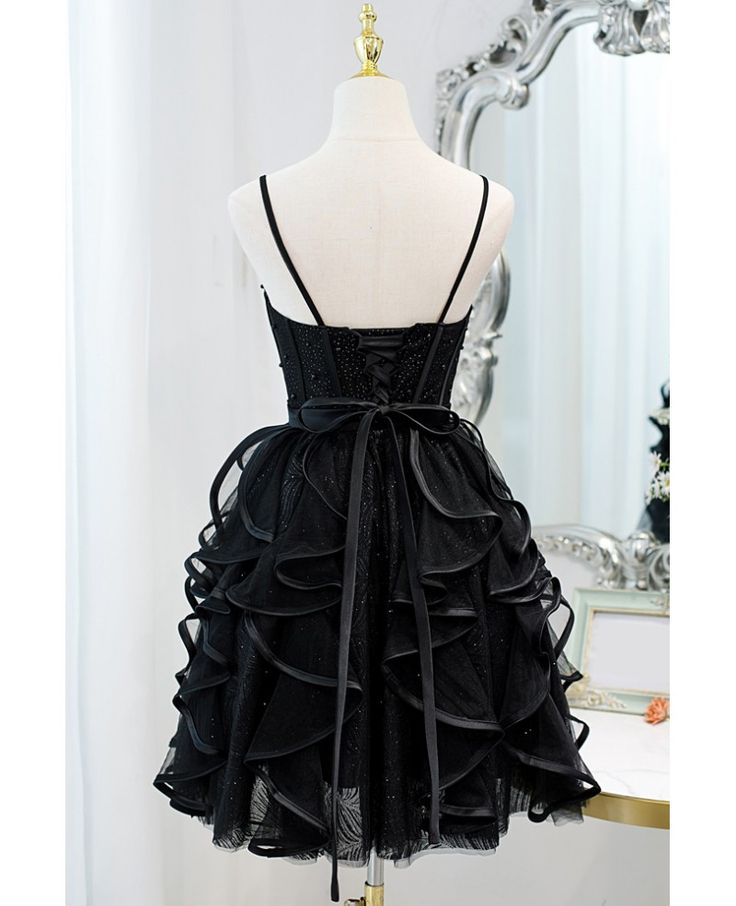 Robe de soirée courte noire à bretelles spaghetti et volants J4862