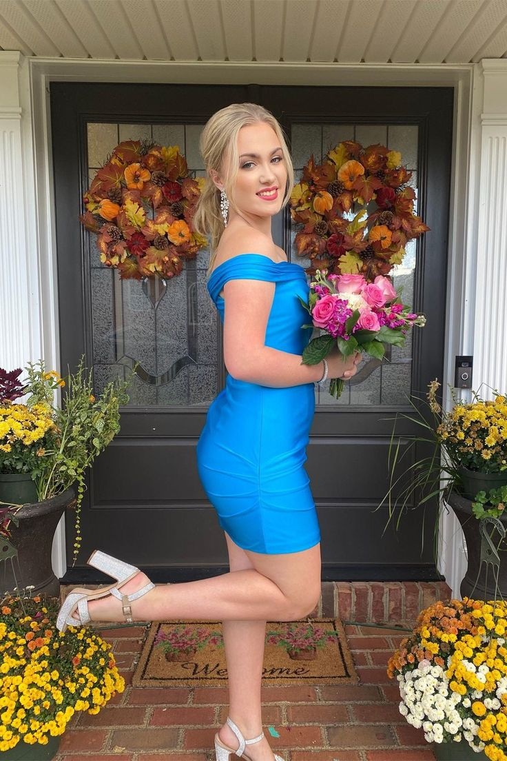 Robe de soirée moulante en satin bleu à épaules dénudées J4902