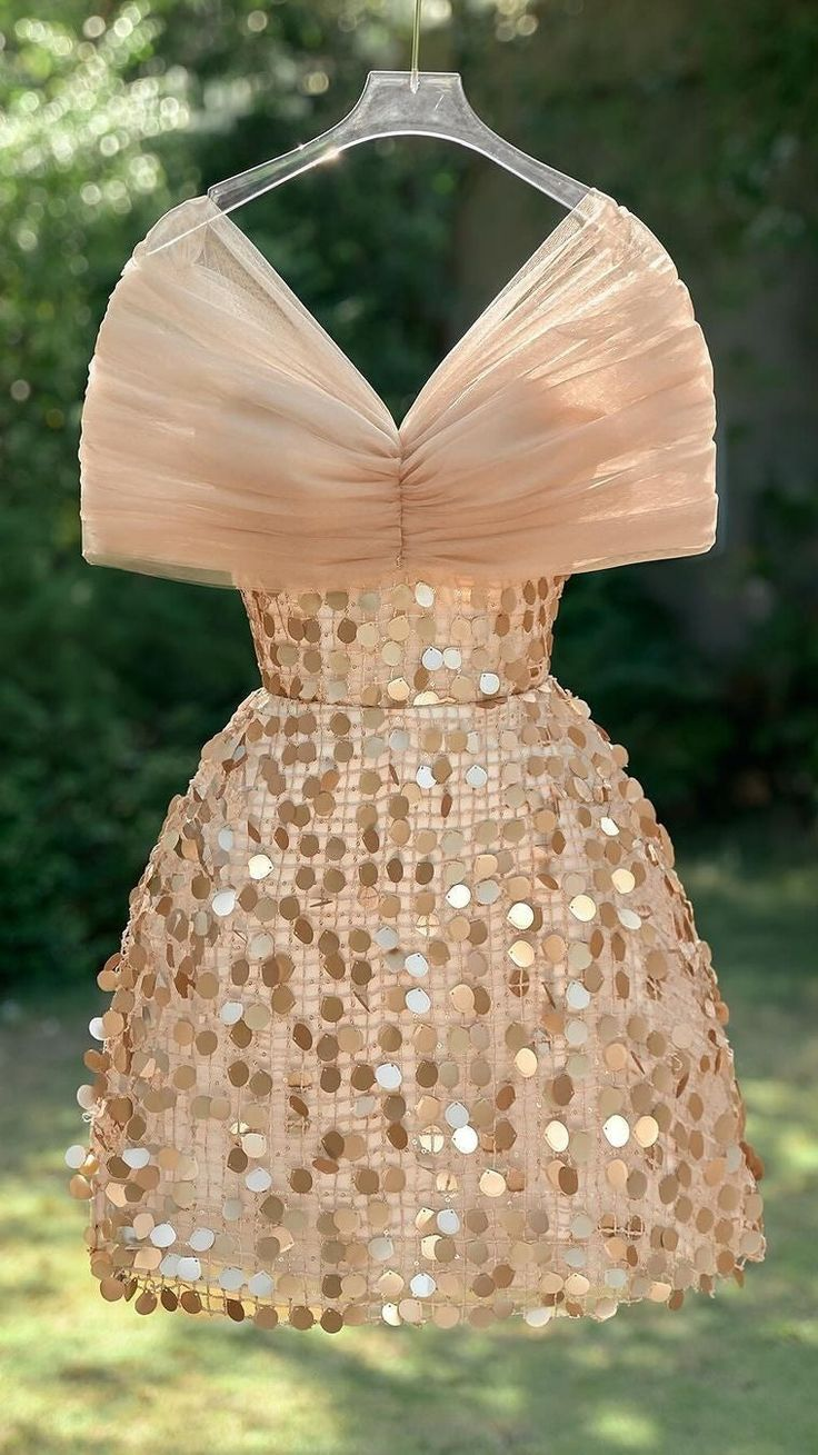 Robe de soirée moulante à paillettes et épaules dénudées couleur champagne J4907
