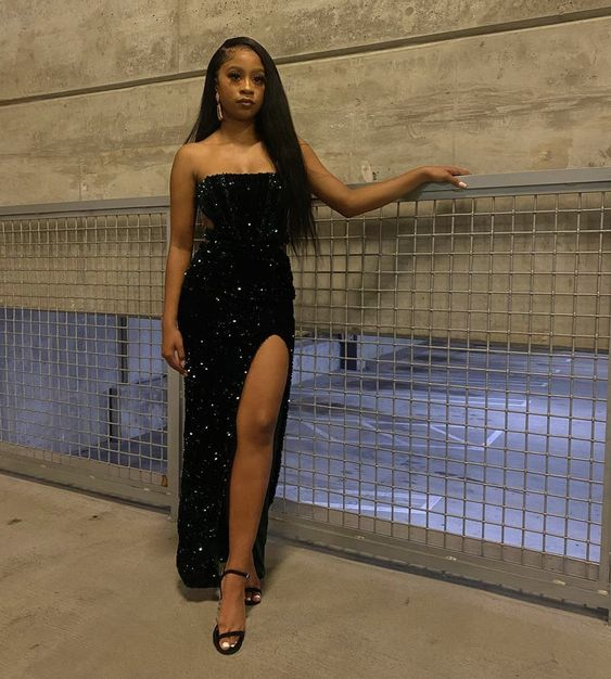 Robe de bal longue noire sans bretelles avec fente J4922