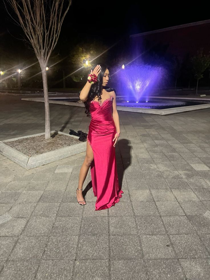 Robe de bal longue fourreau rouge rose avec décolleté en cœur et fente J4924