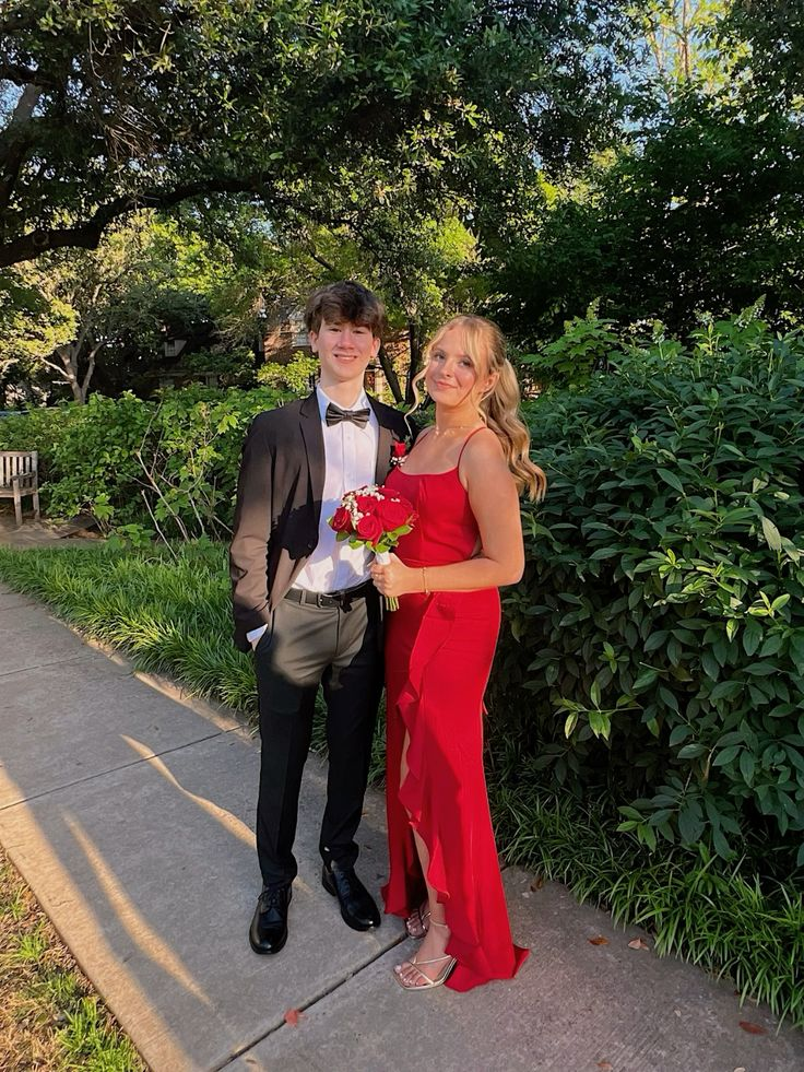 Robe de bal longue rouge à bretelles spaghetti et volants avec fente J4926