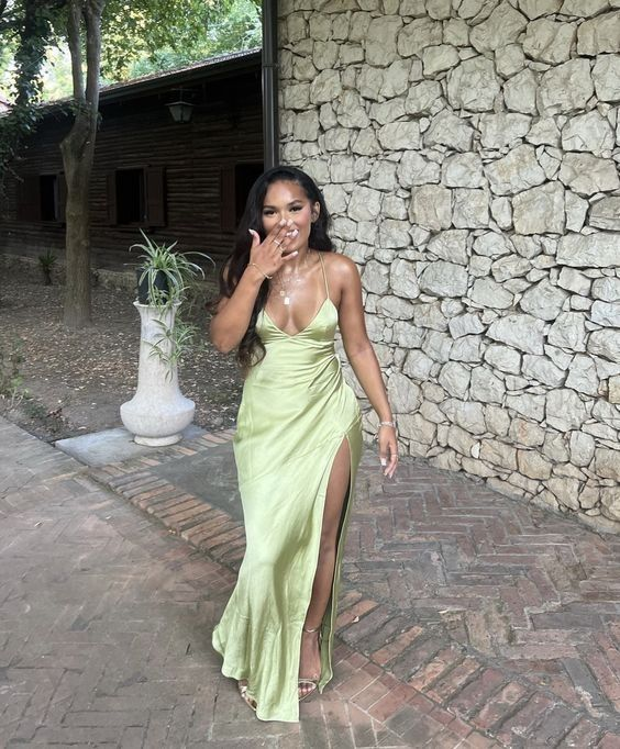 Robe fourreau verte à bretelles spaghetti en satin J4931
