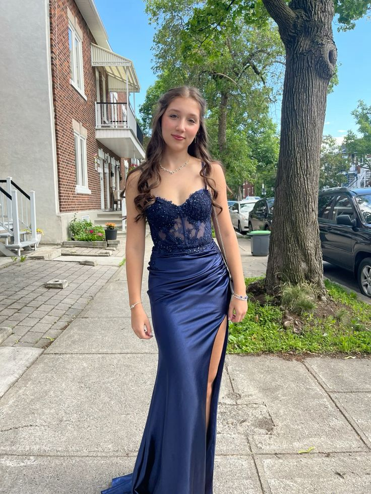 Robe de bal longue bleu marine avec appliques et fente sur le côté, style sirène, J4951