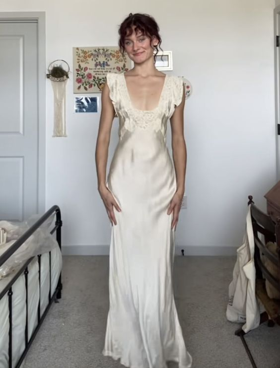 Robe de bal fourreau en satin ivoire avec col en dentelle J4968