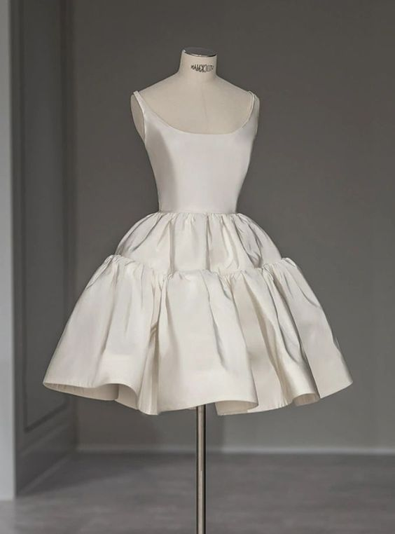 Robe de bal courte élégante coupe trapèze ivoire J4985